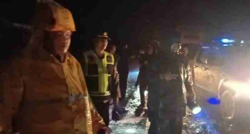 Sigap di Tengah Malam! Kapolsek Tanah Jawa Pimpin Langsung Penanganan Pohon Tumbang Sigap di Tengah Malam! Kapolsek Tanah Jawa Pimpin Langsung Penanganan Pohon Tumbang