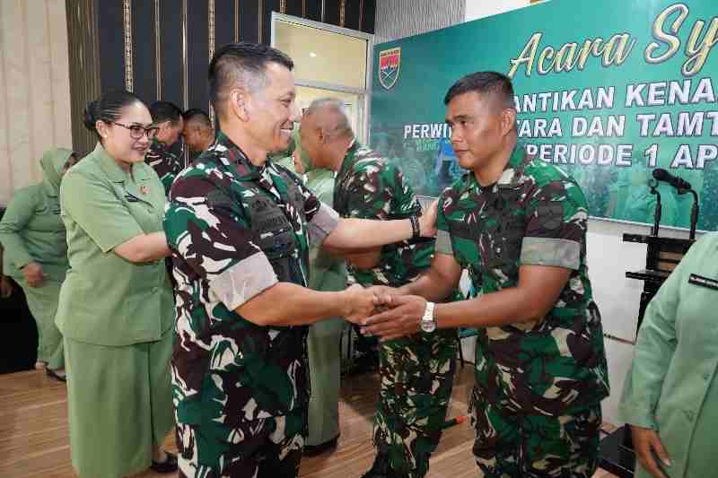 25 Orang Prajurit Naik Pangkat, Danrem: Pangkat Yang Disandang Harus Diikuti Peningkatan Kualitas Diri 25 Orang Prajurit Naik Pangkat, Danrem: Pangkat Yang Disandang Harus Diikuti Peningkatan Kualitas Diri