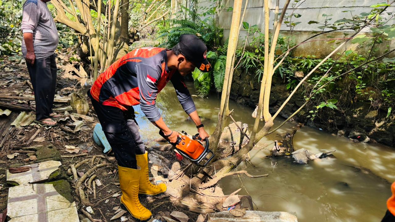 Perintah Wali Kota, Hari Libur Satgas Gabungan Melakukan Pembersihan Drainase Perintah Wali Kota, Hari Libur Satgas Gabungan Melakukan Pembersihan Drainase