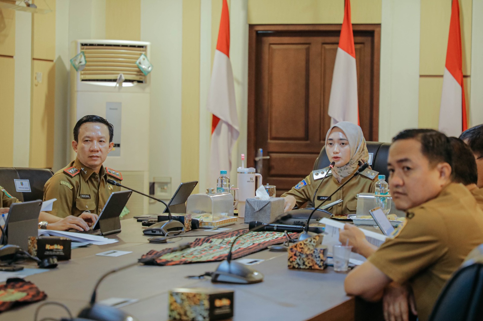 Wagub Jihan Pimpin Rapat Evaluasi Program Prioritas Desaku Maju demi Memperkuat Kualitas dan Efektivitas Wagub Jihan Pimpin Rapat Evaluasi Program Prioritas Desaku Maju demi Memperkuat Kualitas dan Efektivitas