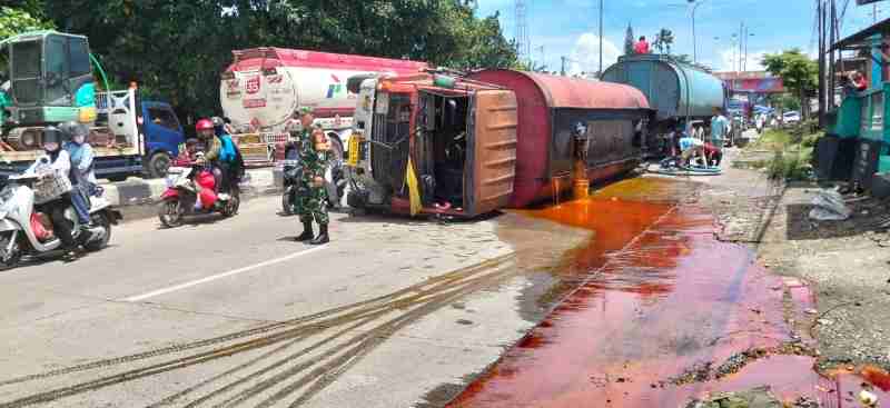 Truk Muatan Minyak Sawit PT BW Terguling, Babinsa Rajabasa Raya Evakuasi Korban Truk Muatan Minyak Sawit PT BW Terguling, Babinsa Rajabasa Raya Evakuasi Korban
