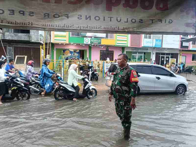 Bandar Lampung Diguyur Hujan, Babinsa Kelurahan Sukabumi Beri Bantuan dan Ketenangan ke Warga Bandar Lampung Diguyur Hujan, Babinsa Kelurahan Sukabumi Beri Bantuan dan Ketenangan ke Warga