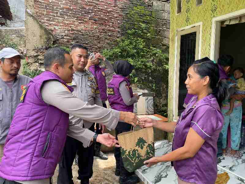 Polda Lampung Hadir : Berikan Trauma Healing dan Sembako Kepada Warga Terdampak Banjir Polda Lampung Hadir : Berikan Trauma Healing dan Sembako Kepada Warga Terdampak Banjir