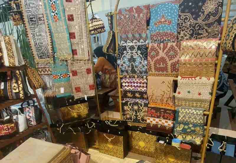 Cerita Sulam Tapis Lampung yang Memikat Pengunjung Pameran Persit 2026 Cerita Sulam Tapis Lampung yang Memikat Pengunjung Pameran Persit 2026