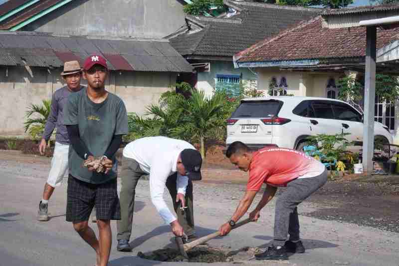 Wabup Nadirsyah Kembali Gotong Royong Bersama Warga Tunas Asri dan Tirta Makmur Wabup Nadirsyah Kembali Gotong Royong Bersama Warga Tunas Asri dan Tirta Makmur