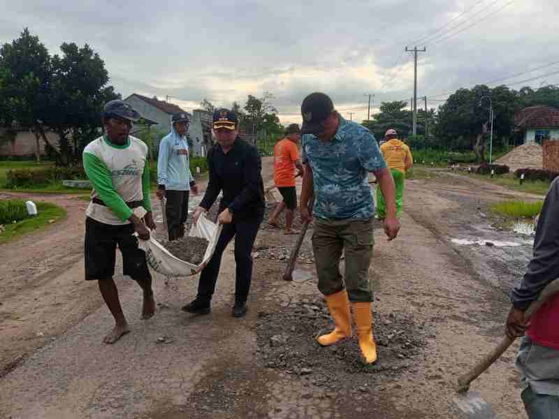 Nadirsyah Kobarkan Semangat Gotong Royong, Jalan Rusak di Margo Mulyo Mulai Dibenahi Bersama Warga Nadirsyah Kobarkan Semangat Gotong Royong, Jalan Rusak di Margo Mulyo Mulai Dibenahi Bersama Warga