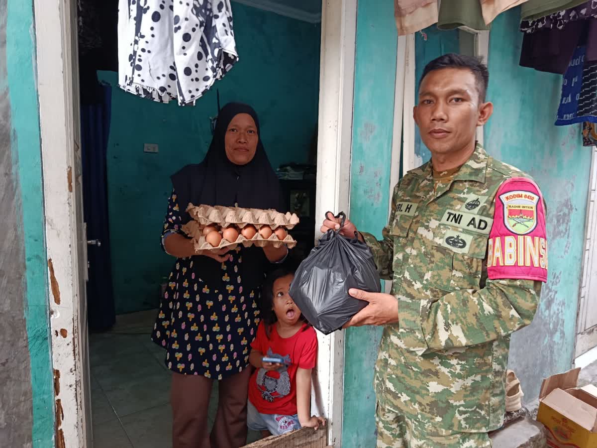 Babinsa Kelurahan Enggal Pimpin Giat Bakti Sosial dan Berikan Paket Sembako Babinsa Kelurahan Enggal Pimpin Giat Bakti Sosial dan Berikan Paket Sembako