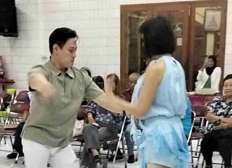 Tertawa Setelah Luka: Sherly Chebing dan Malam yang Menolak Bungkam Tertawa Setelah Luka: Sherly Chebing dan Malam yang Menolak Bungkam
