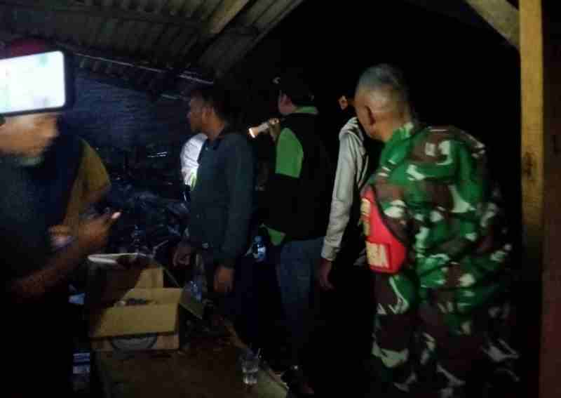 Koramil 410-03/Tbu Bantu Padamkan Api Kebakaran di Jln Setia Budi Kuripan – Teluk Betung Barat Koramil 410-03/Tbu Bantu Padamkan Api Kebakaran di Jln Setia Budi Kuripan – Teluk Betung Barat