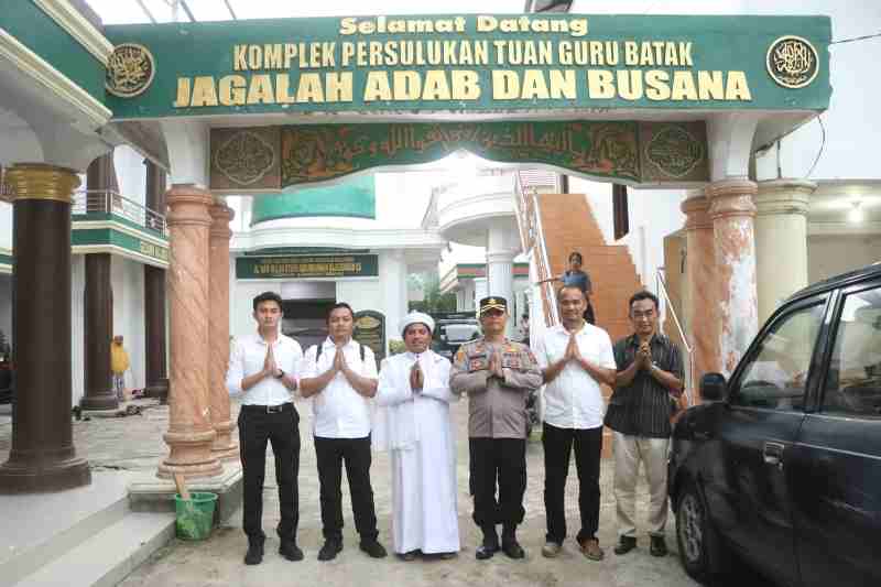 Kapolda Sumut Serahkan Sapi Kurban ke Persulukan Serambi Babussalam Simalungun Kapolda Sumut Serahkan Sapi Kurban ke Persulukan Serambi Babussalam Simalungun