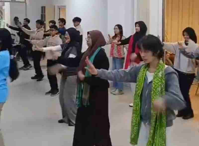 Selendang Biru Netherland : Ketika Lagu Menjadi Rumah Kedua bagi Diaspora Indonesia di Belanda Selendang Biru Netherland : Ketika Lagu Menjadi Rumah Kedua bagi Diaspora Indonesia di Belanda