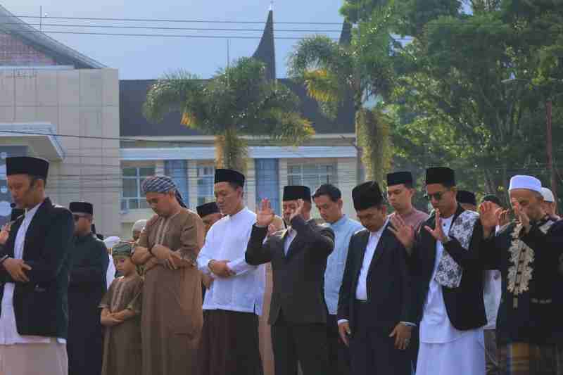 Perkuat Nilai Ikhlas, Bupati Welly Shalat Idul Adha Bersama Ribuan Warga Pasaman Perkuat Nilai Ikhlas, Bupati Welly Shalat Idul Adha Bersama Ribuan Warga Pasaman