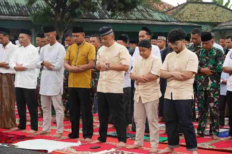 Ciptakan Kebersamaan di Kota Metro, Korem 043/Gatam Gelar Sholat Idul Adha Bersama Masyarakat Ciptakan Kebersamaan di Kota Metro, Korem 043/Gatam Gelar Sholat Idul Adha Bersama Masyarakat