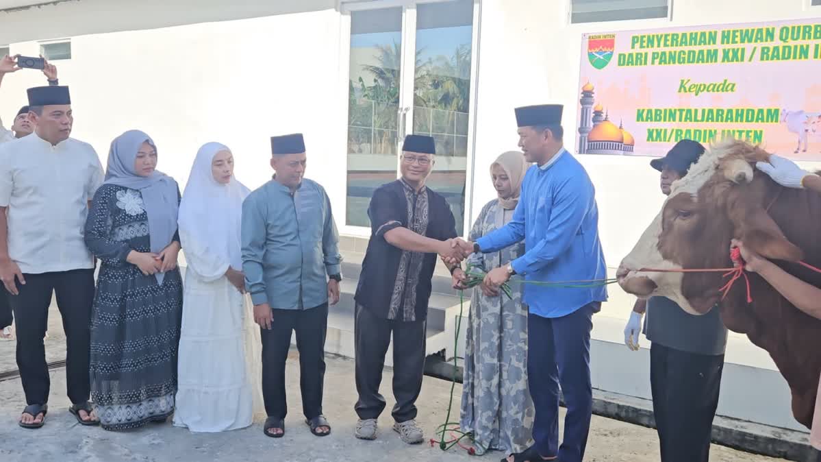 Kodam XXI/RI Bagikan Kurban ke Berbagai Wilayah di Lampung-Bengkulu Kodam XXI/RI Bagikan Kurban ke Berbagai Wilayah di Lampung-Bengkulu
