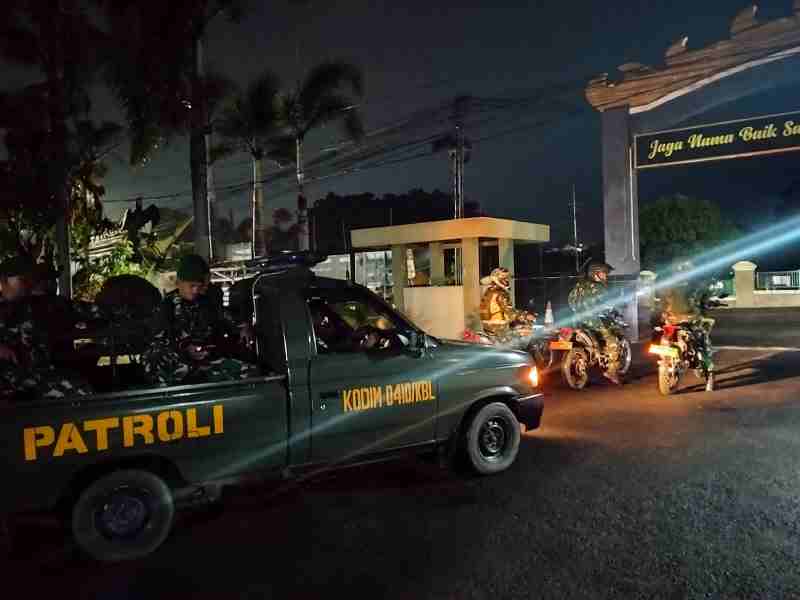 10 Personel Satuan Kewilayajan (S3B) Kodim 0410/KBL Lakukan Patroli Malam Hari 10 Personel Satuan Kewilayajan (S3B) Kodim 0410/KBL Lakukan Patroli Malam Hari