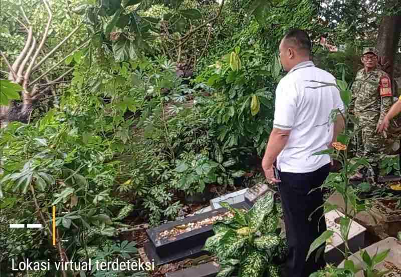 Babinsa Teluk Betung Timur Bantu Warga Atasi Musibah Pohon Tumbang Babinsa Teluk Betung Timur Bantu Warga Atasi Musibah Pohon Tumbang
