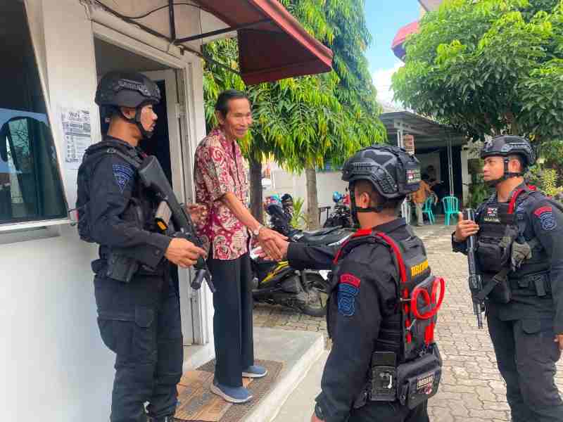 Detasemen Gegana Satbrimob Polda Lampung Laksanakan Patroli Dialogis di Sejumlah Gereja Detasemen Gegana Satbrimob Polda Lampung Laksanakan Patroli Dialogis di Sejumlah Gereja