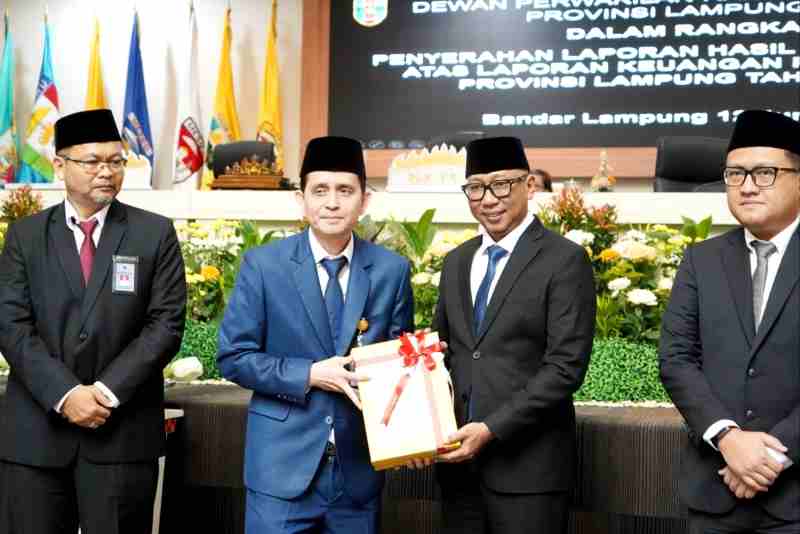 Pemprov Lampung Pertahankan WTP 12 Kali Berturut-turut, Gubernur: Bukti Komitmen Tata Kelola Keuangan yang Akuntabel Pemprov Lampung Pertahankan WTP 12 Kali Berturut-turut, Gubernur: Bukti Komitmen Tata Kelola Keuangan yang Akuntabel