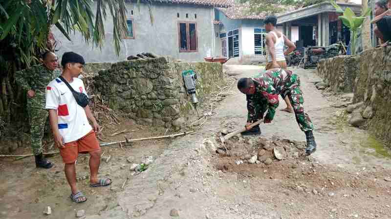 Babinsa Koramil 0410/KBL Berbaur Dengan Warga Batu Putuk dan Sukarame 2 Bangun Jembatan Babinsa Koramil 0410/KBL Berbaur Dengan Warga Batu Putuk dan Sukarame 2 Bangun Jembatan
