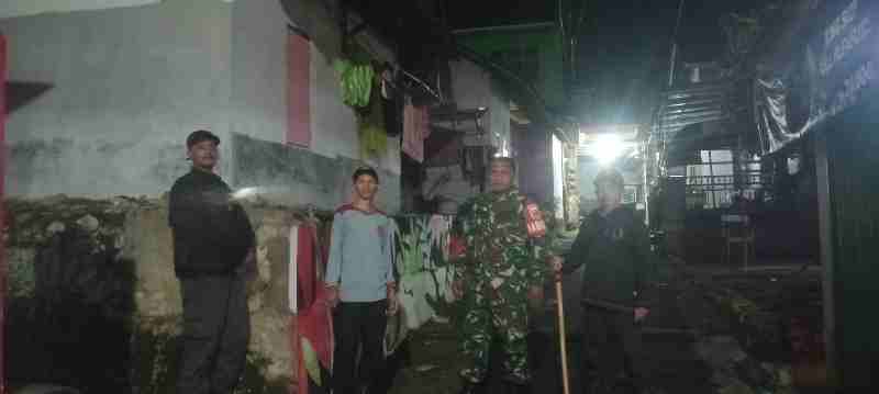 Sertu Sumardiono Bersama Linmas Laksanakan Giat Patroli Siskamling di Kelurahan Kaliawi Persada Sertu Sumardiono Bersama Linmas Laksanakan Giat Patroli Siskamling di Kelurahan Kaliawi Persada