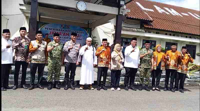 Tangis Bahagia Keluarga Selimuti Kedatangan 398 Kloter Haji JKG 15 di Mapolres Lampung Utara Tangis Bahagia Keluarga Selimuti Kedatangan 398 Kloter Haji JKG 15 di Mapolres Lampung Utara