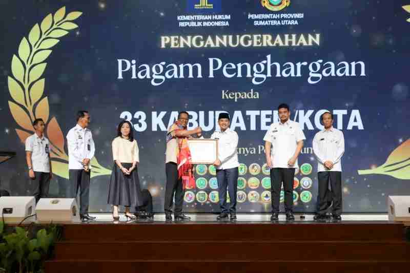 Wali Kota Tebing Tinggi Raih Penghargaan Kemenkum RI atas Komitmen Pelayanan Hukum Wali Kota Tebing Tinggi Raih Penghargaan Kemenkum RI atas Komitmen Pelayanan Hukum