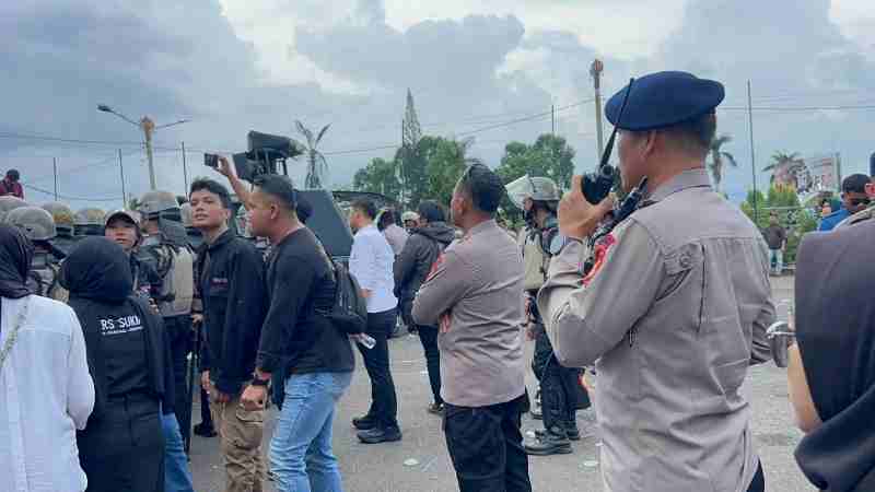 Brimob Amankan Aksi Unjuk Rasa Aliansi Lampung Tarik Mandat Di Kantor DPRD Berlangsung Aman Brimob Amankan Aksi Unjuk Rasa Aliansi Lampung Tarik Mandat Di Kantor DPRD Berlangsung Aman