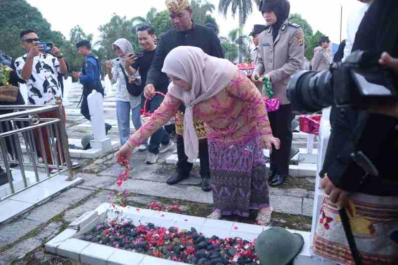 HUT Kota Bandar Lampung, Hj. Eva Dwiana Ziarah Tabur Bunga di TMP Kecamatan Kedaton HUT Kota Bandar Lampung, Hj. Eva Dwiana Ziarah Tabur Bunga di TMP Kecamatan Kedaton