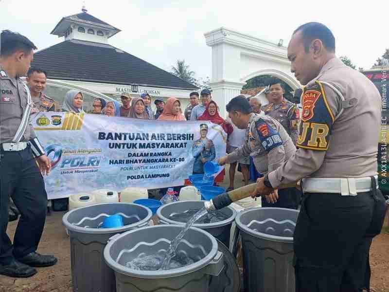 Sambut HUT Bhayangkara ke-80, Ditlantas Polda Lampung Salurkan 16.000 Liter Air Bersih di Pesawaran Sambut HUT Bhayangkara ke-80, Ditlantas Polda Lampung Salurkan 16.000 Liter Air Bersih di Pesawaran