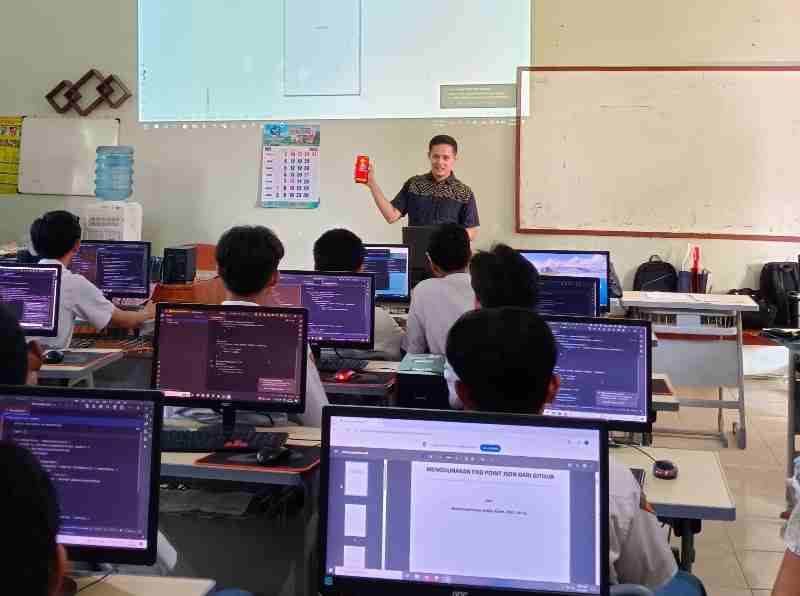 Dosen Kampus Unggul Darmajaya Ajak Siswa SMKN 8 Membuat Aplikasi untuk Melestarikan Bahasa Lampung Dosen Kampus Unggul Darmajaya Ajak Siswa SMKN 8 Membuat Aplikasi untuk Melestarikan Bahasa Lampung