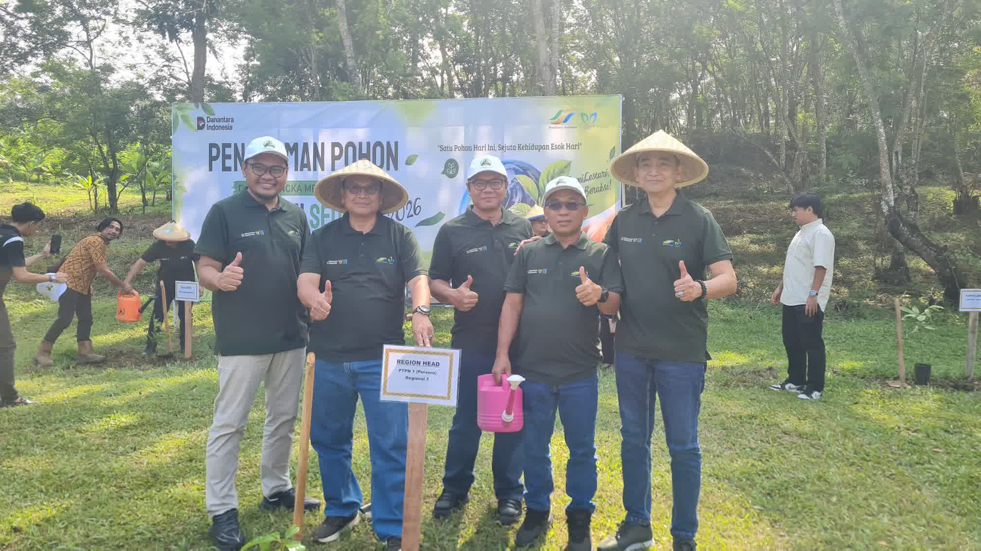 PTPN I Regional 7 Tanam 1.300 Pohon Buah PTPN I Regional 7 Tanam 1.300 Pohon Buah