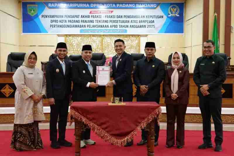 DPRD Padang Panjang Sahkan Rapenda Pertanggungjawaban APBD 2025 Dengan Sejumlah Catatan DPRD Padang Panjang Sahkan Rapenda Pertanggungjawaban APBD 2025 Dengan Sejumlah Catatan