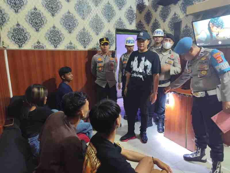 Bersihkan Anggota dari Masalah Pelanggaran Hukum, Wakapolres Kompol Yohanis Pimpin Razia Disejumlah Tempat Hiburan Bersihkan Anggota dari Masalah Pelanggaran Hukum, Wakapolres Kompol Yohanis Pimpin Razia Disejumlah Tempat Hiburan