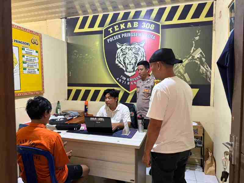 Pelaku Penusukan Digudang Biliar Pringsewu Menyerahkan Diri Ke Polisi Pelaku Penusukan Digudang Biliar Pringsewu Menyerahkan Diri Ke Polisi
