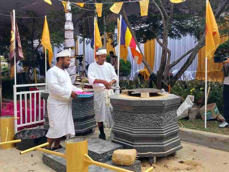 Upacara Pengecoran Rupang Buddha Nusantara di VJDJ Berlangsung Khidmat, Dihadiri Ribuan Umat dan Perwakilan Negara Sahabat Upacara Pengecoran Rupang Buddha Nusantara di VJDJ Berlangsung Khidmat, Dihadiri Ribuan Umat dan Perwakilan Negara Sahabat