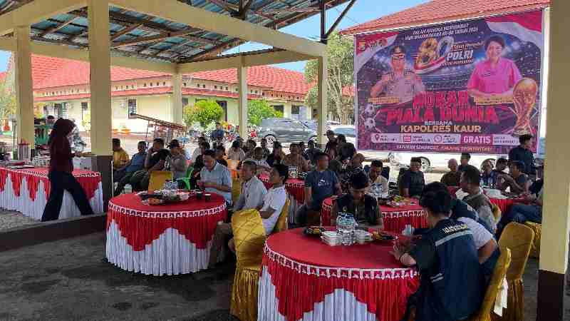 Halaman Polres Kaur Penuh Tawa: Nobar HUT Bhayangkara ke-80 Jadi Ajang Kumpul Polri-Warga-UMKM Halaman Polres Kaur Penuh Tawa: Nobar HUT Bhayangkara ke-80 Jadi Ajang Kumpul Polri-Warga-UMKM