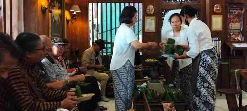 Neng, Ning, Nung, Nang dalam Semangkuk Bubur Sumsum Neng, Ning, Nung, Nang dalam Semangkuk Bubur Sumsum