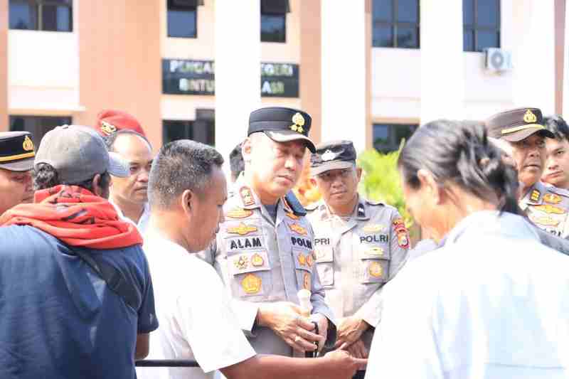 Kapolres Kaur Turun Langsung: Amankan Aksi Damai GMMSB di PN Bintuhan, Sidang Ditunda Pekan Depan Kapolres Kaur Turun Langsung: Amankan Aksi Damai GMMSB di PN Bintuhan, Sidang Ditunda Pekan Depan