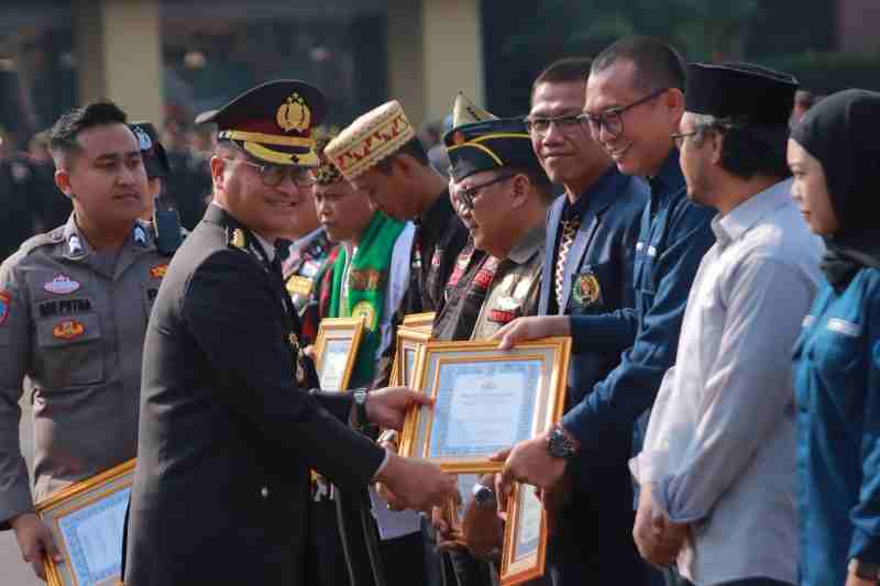 Wakapolda Lampung Pimpin Upacara Hari Bhayangkara ke-80, Tegaskan Semangat “Polri untuk Masyarakat” Wakapolda Lampung Pimpin Upacara Hari Bhayangkara ke-80, Tegaskan Semangat “Polri untuk Masyarakat”