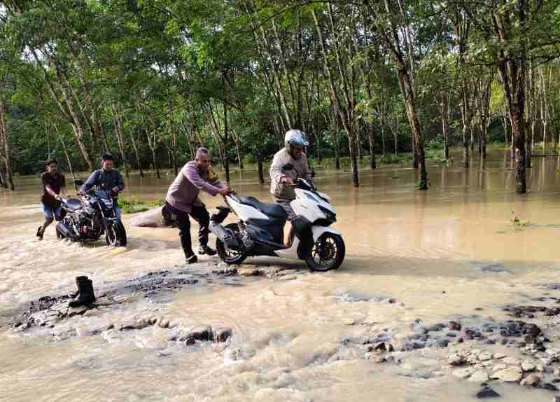 Personel Polsek Bosar Maligas Bantu Korban Bencana Alam Personel Polsek Bosar Maligas Bantu Korban Bencana Alam