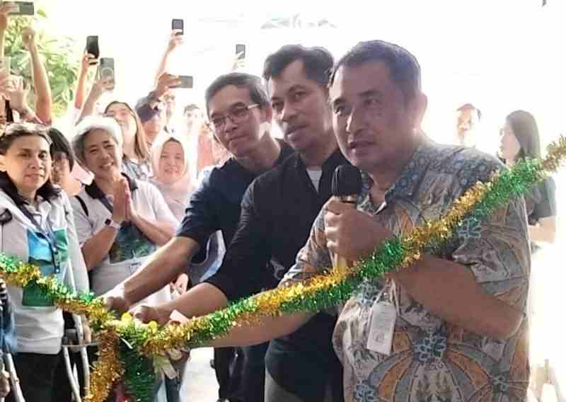 Rumah Bagi Tangan yang Gemetar, Semesta Bagi Hati yang Tak Menyerah Rumah Bagi Tangan yang Gemetar, Semesta Bagi Hati yang Tak Menyerah