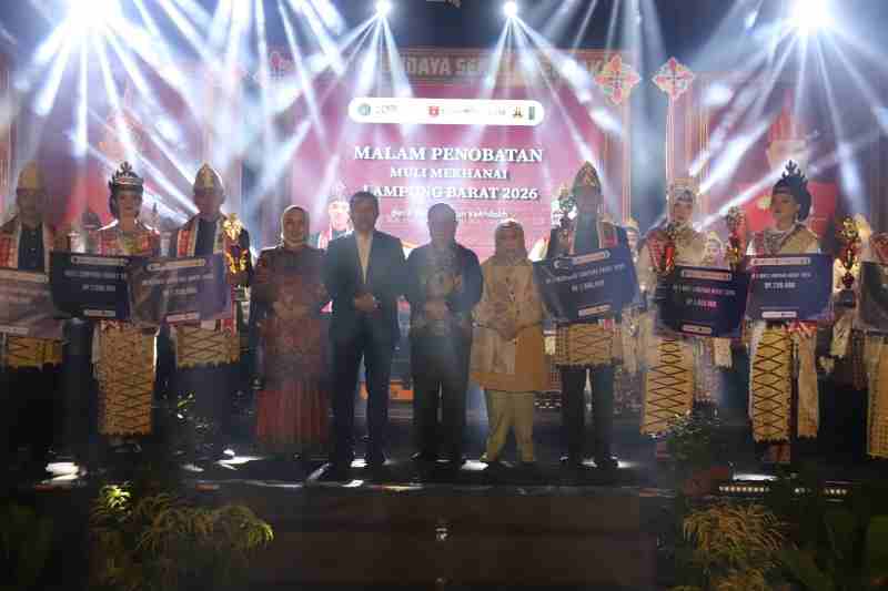 Malam Penobatan Muli Mekhanai 2026 Dipadati Ribuan Penonton Tumpah Ruah di Taman Kota Liwa Malam Penobatan Muli Mekhanai 2026 Dipadati Ribuan Penonton Tumpah Ruah di Taman Kota Liwa