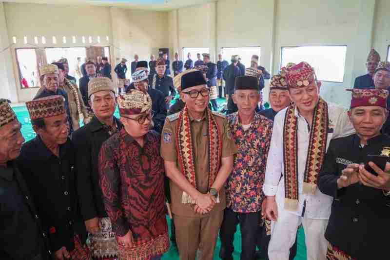 Temui Tokoh Adat Jabung, Gubernur Mirza Hadirkan Solusi Pendidikan, Infrastruktur, dan Lapangan Kerja Temui Tokoh Adat Jabung, Gubernur Mirza Hadirkan Solusi Pendidikan, Infrastruktur, dan Lapangan Kerja