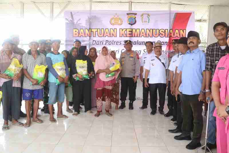 Kapolres Simalungun Turun Langsung, Salurkan Bantuan Kemanusiaan bagi Korban Angin Puting Beliung Kapolres Simalungun Turun Langsung, Salurkan Bantuan Kemanusiaan bagi Korban Angin Puting Beliung