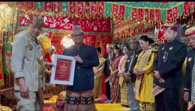 Rafieq Dinobatkan sebagai Radin Panji Kerta Kusuma, Doa Menjadi Pembawa Kejayaan dan Kesejahteraan Rafieq Dinobatkan sebagai Radin Panji Kerta Kusuma, Doa Menjadi Pembawa Kejayaan dan Kesejahteraan