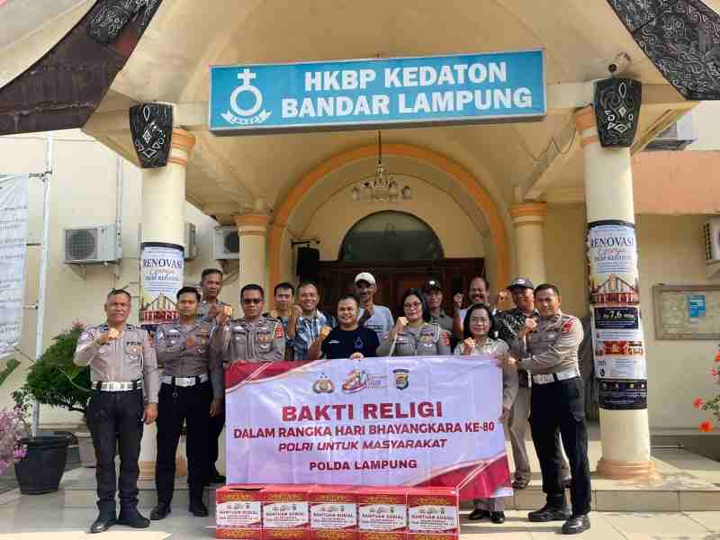 Bhakti Religi Hari Bhayangkara ke-80, Ditlantas Polda Lampung Bersihkan Gereja dan Salurkan Bantuan Bhakti Religi Hari Bhayangkara ke-80, Ditlantas Polda Lampung Bersihkan Gereja dan Salurkan Bantuan