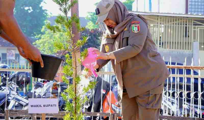 Diawali Apel Pagi yang Diikuti Para ASN, UMI LAILA Pimpin Gerakan Nasional Indonesia Asri Diawali Apel Pagi yang Diikuti Para ASN, UMI LAILA Pimpin Gerakan Nasional Indonesia Asri