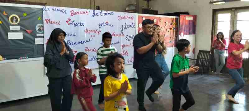 Ketika “Bonjour” Menyapa Lenggak Jawa: Java Broadway Menjembatani Budaya Indonesia dan Prancis Ketika “Bonjour” Menyapa Lenggak Jawa: Java Broadway Menjembatani Budaya Indonesia dan Prancis
