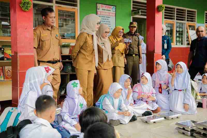 Wagub Jihan Tinjau Pelaksanaan Program Makan Bergizi Gratis di Hari Pertama Sekolah Wagub Jihan Tinjau Pelaksanaan Program Makan Bergizi Gratis di Hari Pertama Sekolah