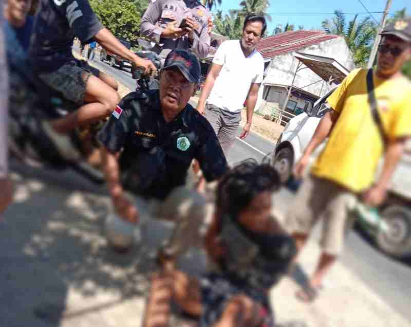 Respon Kemanusiaan! Dinsos Kaur, Bersama Warga dan Polisi Evakuasi ODGJ ke RSJ Bengkulu Respon Kemanusiaan! Dinsos Kaur, Bersama Warga dan Polisi Evakuasi ODGJ ke RSJ Bengkulu